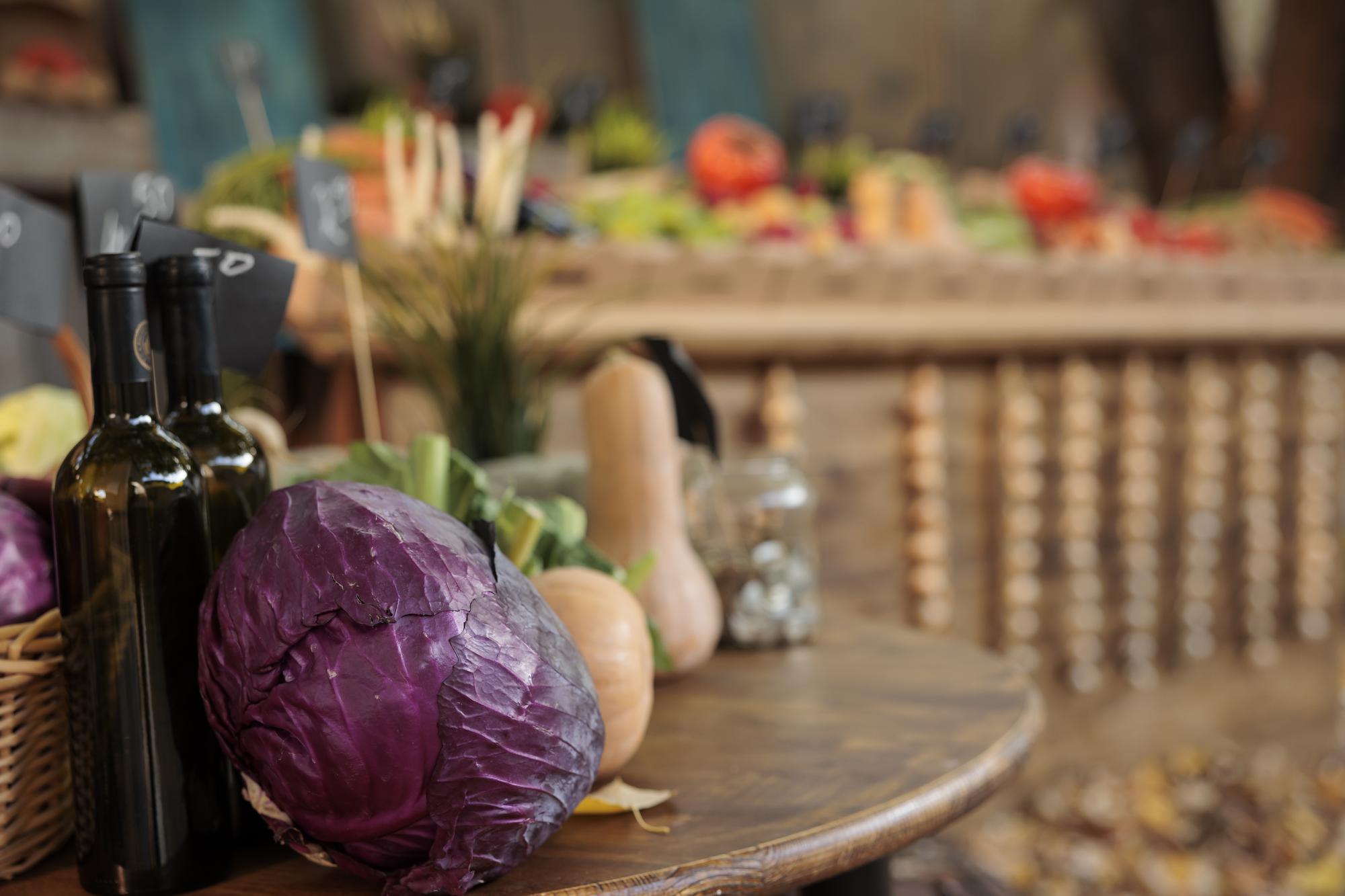 Cucina di una scuola con stoviglie, banco di lavoro